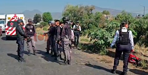 Fuerte choque de motos en Morelia: uno cae al río y otro queda al borde