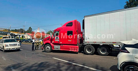 Capturan a conductor de tráiler robado tras accidente en Morelia; hay cuatro lesionados