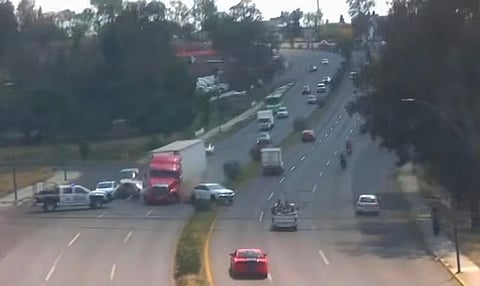Captan momento exacto de la detención del tráiler en Salida a Salamanca 🚨