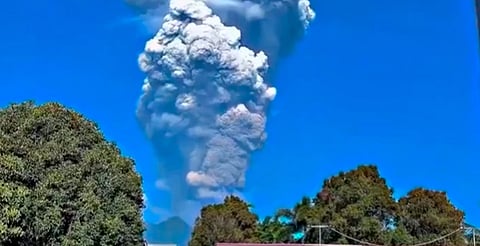 Erupción de volcán en Indonesia deja tres excursionistas muertos