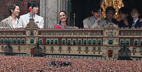 Cerca de 50 mil personas acudieron al Zócalo por el saludo de BTS