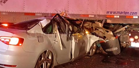 Dos muertos tras choque entre auto y tráiler en la Morelia-Pátzcuaro