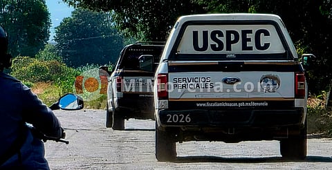 Hallan cuerpo desmembrado y esposado en carretera de Apatzingán