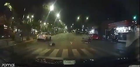 VIDEO: motociclista se pasa el alto y choca brutalmente contra un Tesla en CDMX