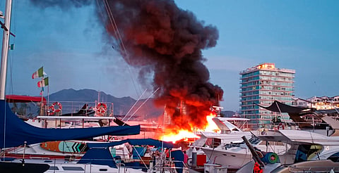 Arde embarcación en Puerto Vallarta; Marina y bomberos evitan tragedia