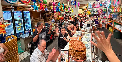Barragán celebra a las mamás morelianas en el mercado Independencia