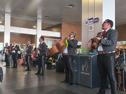 Con mariachi y regalos, festejan a mamás en el Aeropuerto de Morelia