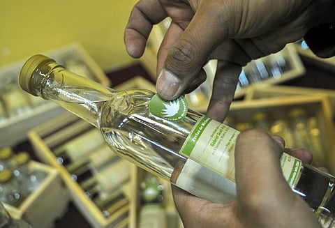 En Michoacán por cada litro de mezcal certificado se venden tres sin registro