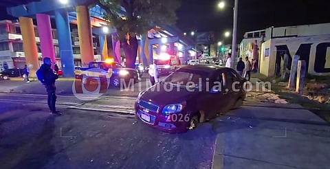 Tren choca auto que intentó ganarle el paso esta noche en Morelia
