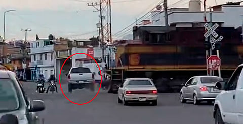 VIDEO: Así fue el momento en que camioneta casi es impactada por el tren en Morelia