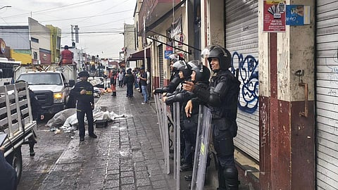 Retiran puestos que bloqueaban calles cerca del Mercado Independencia