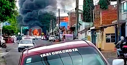 Comuneros queman vehículos y presidencia municipal tras no ser atendidos, en Chilchota