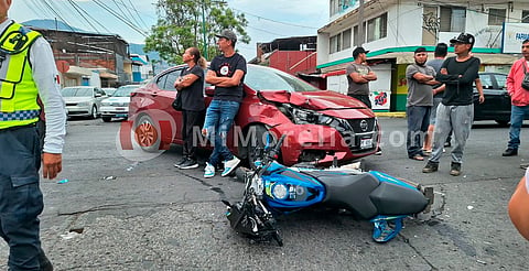 Choque entre auto y motocicleta deja una lesionada en Uruapan