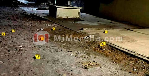 Con armas largas rafaguean auto en Apatzingán