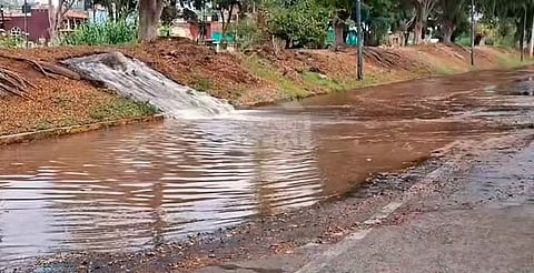 Se desborda río en Molino de Parras; agua invade avenida Solidaridad