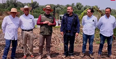 Bedolla supervisa limpieza de canales en el lago de Pátzcuaro