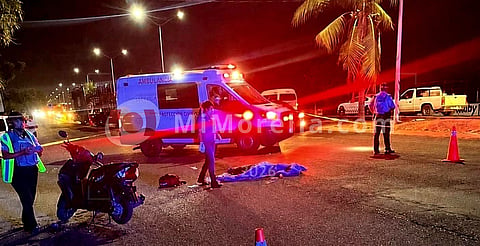 Tráiler embiste a dos jóvenes motociclistas en Lázaro Cárdenas; falleció una menor de 15 años