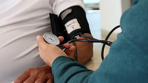 Hipertensión puede presentarse sin síntomas, alertan expertos