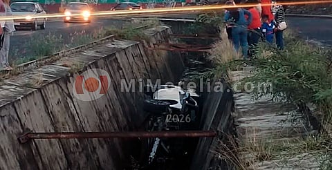 Auto cae a canal pluvial en Metrópolis II; conductor resulta herido