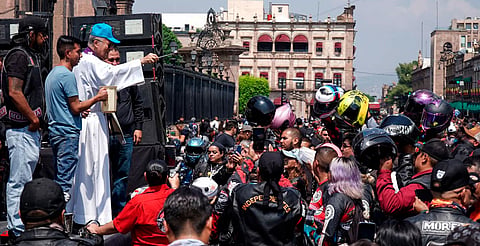 Bendicen cascos y motociclistas previo a la Caravana de Don Mundo en Morelia