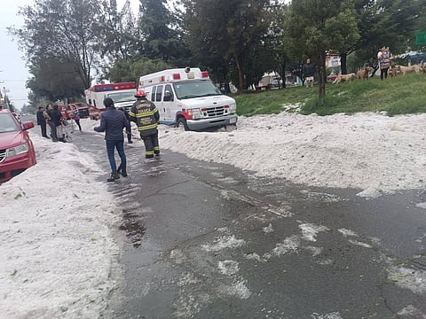 Granizo cubre carreteras y provoca afectaciones en el Edomex