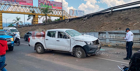 🚨Camioneta cae en desnivel frente el Tecnológico de Morelia; no hubo heridos graves