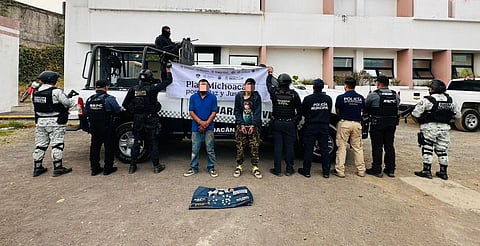 Detienen a dos hombres con 24 dosis de droga en Charapan