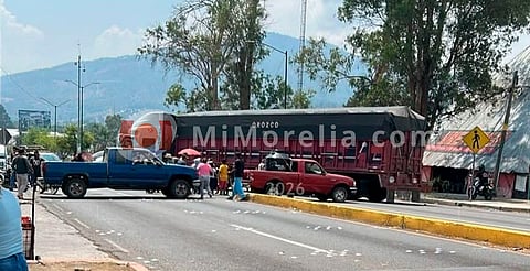Bloquean el Boulevard Industrial de Uruapan; exigen liberen a dos detenidos