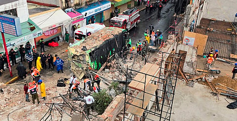 Colapsa barda sobre camión y auto en CDMX; reportan lesionados