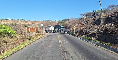 Queman vehículos y bloquean carreteras tras enfrentamientos en Cotija; hay operativo de seguridad