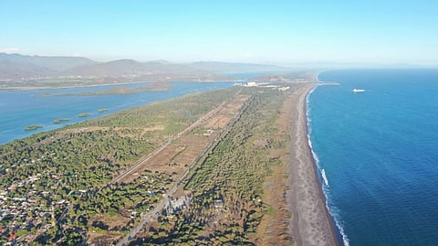 Semar niega dragado en Laguna de Cuyutlán; asegura que sólo trasladan maquinaria
