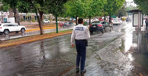 Lluvia complica vialidades; Policía Morelia apoya tráfico