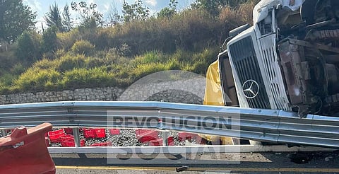 Vuelca tráiler cargado de aguacate en la Morelia-Pátzcuaro