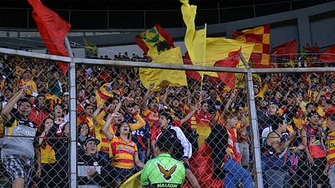 Termina el partido y queda claro que la zona de la barra es la más ruidosa del estadio (Foto: ACG)