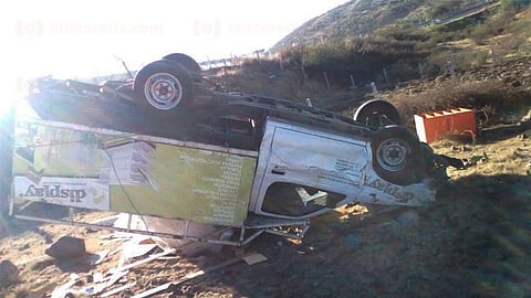 El vehículo accidentado es de una empresa dedicada a la venta de madera, originaria de Aguascalientes (Foto: RED 113)