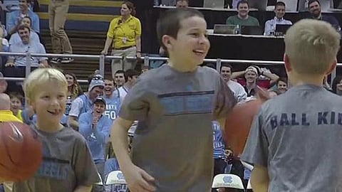 Video: Un niño recogepelotas sorprende a todos al encestar tres veces desde media cancha