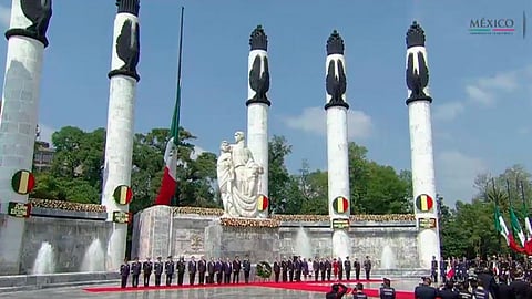 El mandatario y comitiva montaron guardia de honor en el monumento de Paseo de la Reforma
