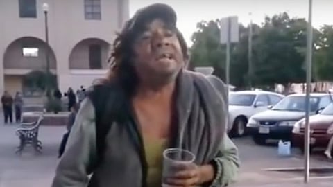 El hombre canta las canciones a cambio de unas monedas