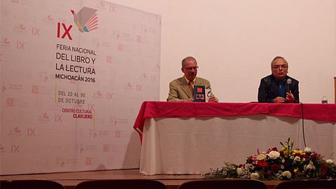 El autor busca reírse un poco de lo serio