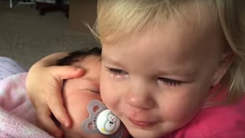 “La amo mucho”, manifestó la pequeña de 2 años al referirse a su hermanita (Foto: YouTube)