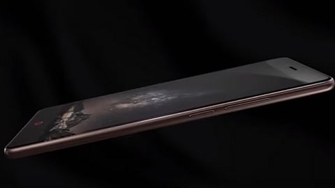El dispositivo cuenta con una pantalla de 5.5 pulgadas con resolución FullHD