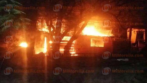 La femenina de 25 años de edad fue localizada calcinada por el personal de bomberos (Foto: MiMorelia.com)
