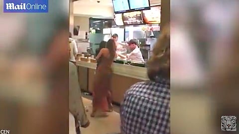 Esto causó furor de los comensales que estaban en el lugar