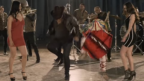 Deformó la melodía de la tradicional danza