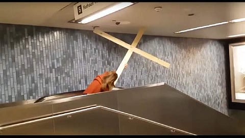 Se le atoró la cruz en el cielo raso