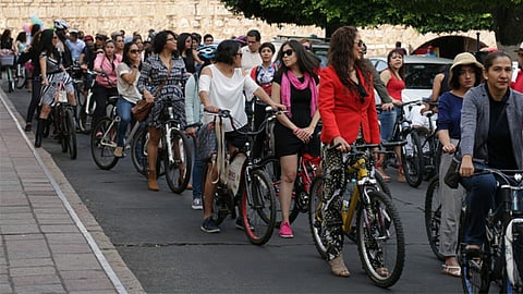 Lo único que detiene a la mujer son los frenos de su bicicleta, señalan (Foto: ACG)