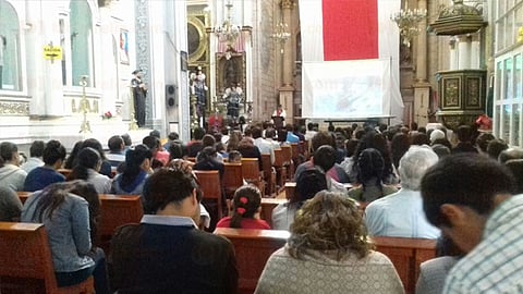 Un gran número de feligreses desde la oración revivieron el calvario de Jesús (Foto: Blanca Padilla)