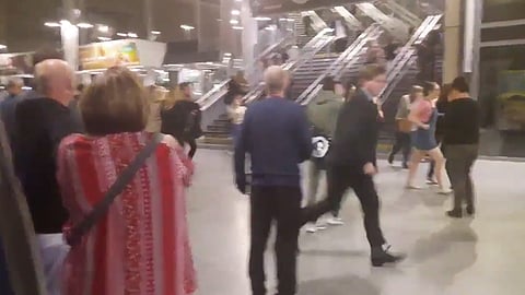 Ante las explosiones ocurridas al término del concierto de Ariana Grande, generó pánico a todos los presentes (Foto: Captura de video)