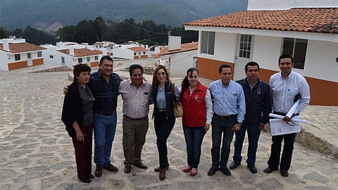Funcionarios estatales y municipales supervisaron las viviendas (Foto: Cortesía)