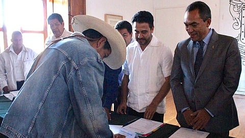 Encabezó el titular de la Segob estatal la firma de convenio a favor de Santa Fe de la Laguna (Foto cortesía)